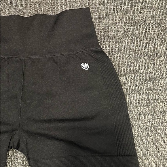 FOREVER 21 HIGH WAIST SEAMLESS SHORTS - Picture 2 of 2